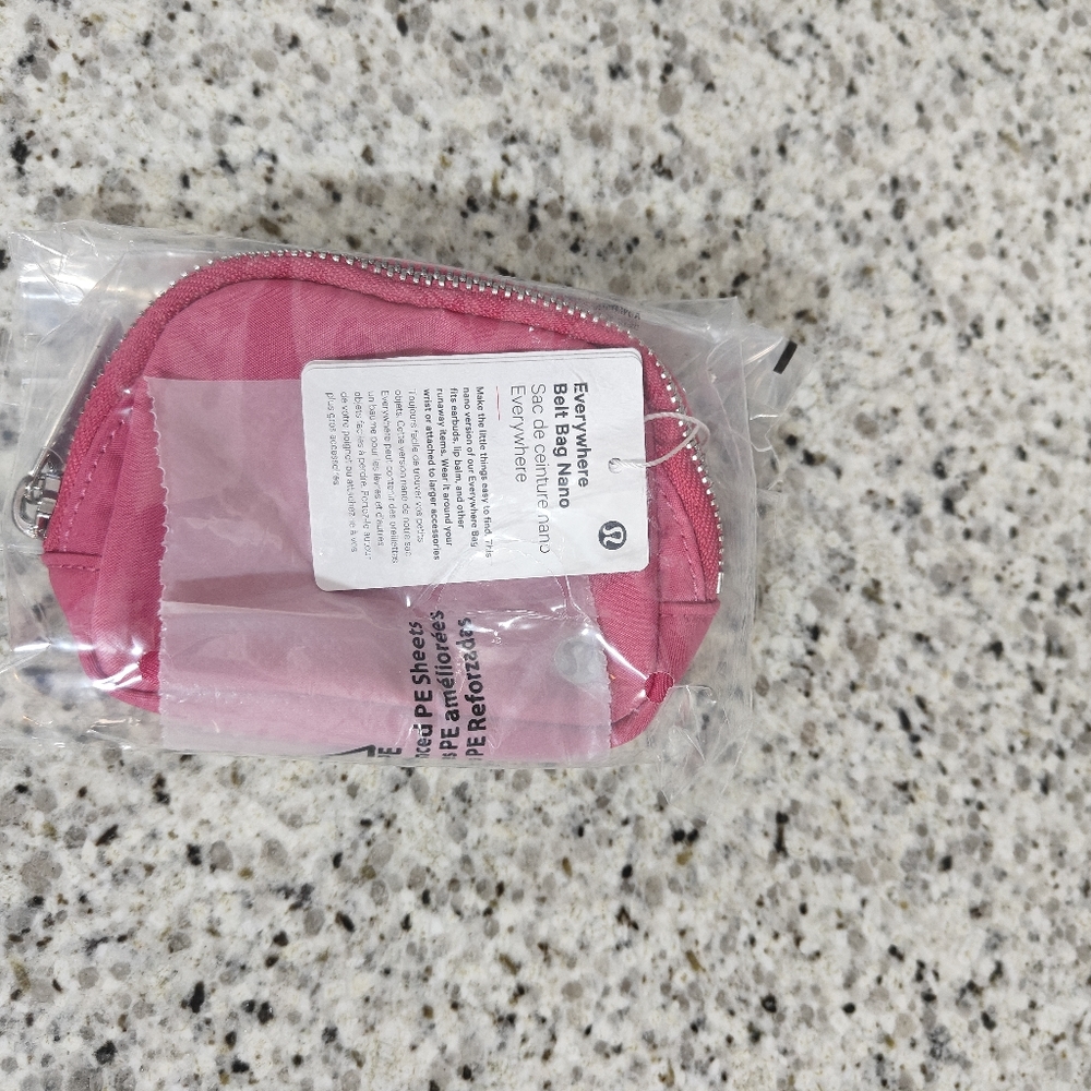 Lululemon Everywhere Belt Bag Nano (Raspberry coulis)